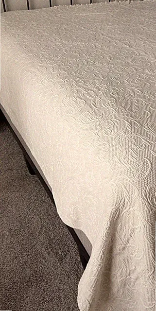 Ivory Matelasse Scalloped Cotton Quilt Coverlet 80x96” Scroll Like Embossed