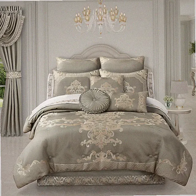 J Queen New York Piazza Comforter Set QUEEN Size. Exquisite!