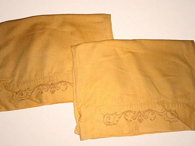 PRESTIGE HOME VERY GOLD SCROLL EMBROIDERED SATEEN (2) STANDARD PILLOWCASES 19X29